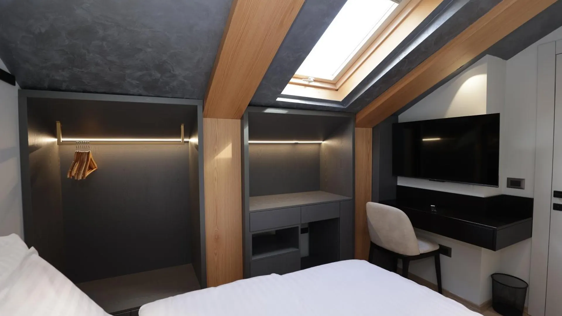 Gremmy Boutique Hotel Tirana 4*,